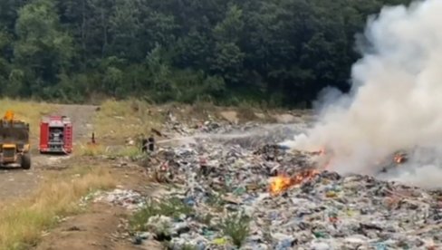 POŽAR NA DEPONIJI KOD TRSTENIKA: Vatrogasci sprečili katastrofu (VIDEO) POŽAR NA DEPONIJI KOD TRSTENIKA: Vatrogasci sprečili katastrofu (VIDEO)