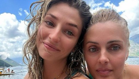 ANĐELA I TAMARA U KUPAĆIM: Glumice se slikale na plaži - internet GORI (FOTO) ANĐELA I TAMARA U KUPAĆIM: Glumice se slikale na plaži - internet GORI (FOTO)