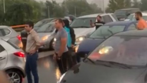 GRAĐANI BESNI NA OPOZICIJU JER BLOKIRA AUTOPUT: Sklonite se imamo decu u kolima (VIDEO)