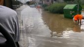 SNIMAK SA BEOGRADSKIH ULICA: LJudi sede u autobusu, a voda prodire unutra (VIDEO) SNIMAK SA BEOGRADSKIH ULICA: LJudi sede u autobusu, a voda prodire unutra (VIDEO)
