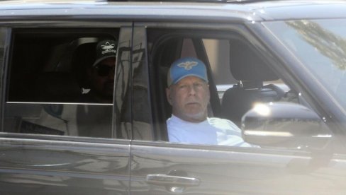 NAKON DUŽEG VREMENA PONOVO U JAVNOSTI: Brus Vilis uhvaćen na ulicama Los Anđelesa, evo šta je radio NAKON DUŽEG VREMENA PONOVO U JAVNOSTI: Brus Vilis uhvaćen na ulicama Los Anđelesa, evo šta je radio