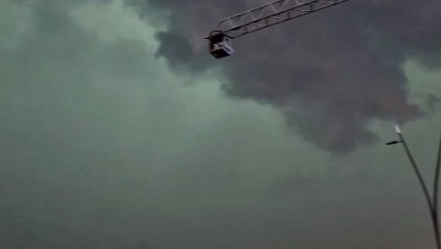 ZELENO NEBO NAD BEOGRADOM: Osim padavina oluja donela i neobičnu pojavu koja se retko viđa (VIDEO) ZELENO NEBO NAD BEOGRADOM: Osim padavina oluja donela i neobičnu pojavu koja se retko viđa (VIDEO)