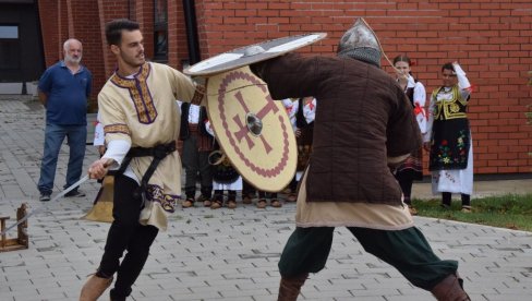 PORTAL NAS VODI U DREVNA VREMENA: U Lapovu odjekivao zveket mačeva, fijuk strela, ali i melodije naših predaka (FOTO) PORTAL NAS VODI U DREVNA VREMENA: U Lapovu odjekivao zveket mačeva, fijuk strela, ali i melodije naših predaka (FOTO)