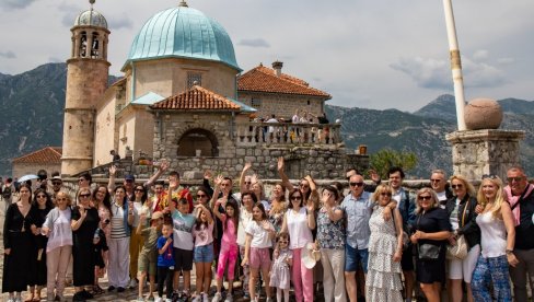 PO SVETU IH RASULA OLUJA: Prvi put se okupile tri generacije nakon skoro tri decenije PO SVETU IH RASULA OLUJA: Prvi put se okupile tri generacije nakon skoro tri decenije