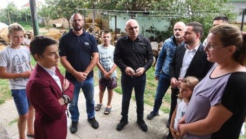 DRŽAVA NEĆE OSTAVITI GRAĐANE NA CEDILU: Premijerka obišla mesto koje je pretrpelo najviše štete tokom nevremena(FOTO) DRŽAVA NEĆE OSTAVITI GRAĐANE NA CEDILU: Premijerka obišla mesto koje je pretrpelo najviše štete tokom nevremena(FOTO)