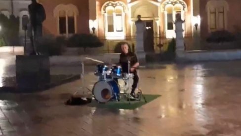 NI OLUJA MU NIJE SMETALA: Nesvakidašnji snimak iz Novog Sada, jedni kude mladića zbog njegovog postupka, drugi ga podržavaju (VIDEO) NI OLUJA MU NIJE SMETALA: Nesvakidašnji snimak iz Novog Sada, jedni kude mladića zbog njegovog postupka, drugi ga podržavaju (VIDEO)
