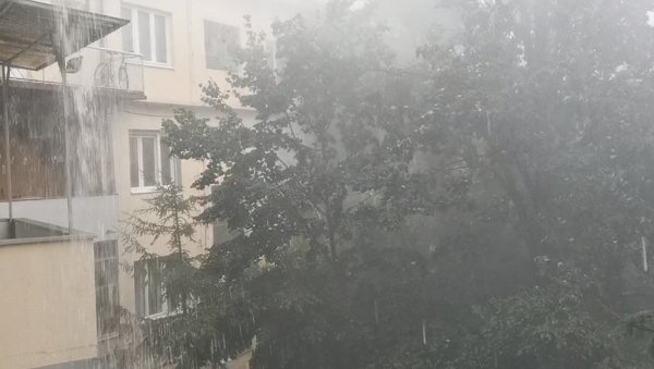 НЕВРЕМЕ ОКОВАЛО КРУШЕВАЦ: Киша пљушти, ветар удара, муње парају небом (ВИДЕО) НЕВРЕМЕ ОКОВАЛО КРУШЕВАЦ: Киша пљушти, ветар удара, муње парају небом (ВИДЕО)