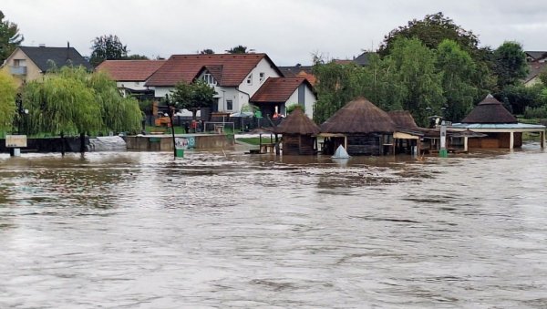 ВОДА СТИГЛА ДО КУЋА, СТРАХУЈЕ СЕ ДА ЋЕ ПОСТАТИ ЈОШ ГОРЕ: У Хрватској проглашене ванредне мере одбране од поплава (ФОТО) ВОДА СТИГЛА ДО КУЋА, СТРАХУЈЕ СЕ ДА ЋЕ ПОСТАТИ ЈОШ ГОРЕ: У Хрватској проглашене ванредне мере одбране од поплава (ФОТО)