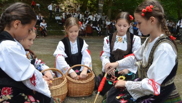 ИЗАБРАНЕ НАЈДУЖЕ ПЛЕТЕНИЦЕ И НАЈБРК; Необично такмичење у Србији (ФОТО) ИЗАБРАНЕ НАЈДУЖЕ ПЛЕТЕНИЦЕ И НАЈБРК; Необично такмичење у Србији (ФОТО)