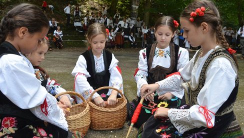 IZABRANE NAJDUŽE PLETENICE I NAJBRK; Neobično takmičenje u Srbiji (FOTO) IZABRANE NAJDUŽE PLETENICE I NAJBRK; Neobično takmičenje u Srbiji (FOTO)