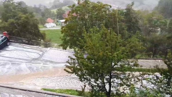 ГРАД ЗАБЕЛЕО ПОЈЕДИНЕ ДЕЛОВЕ СЛОВЕНИЈЕ: Невреме се креће још јаче у овој земљи, бујица сравнила кућу са земљом (ВИДЕО) ГРАД ЗАБЕЛЕО ПОЈЕДИНЕ ДЕЛОВЕ СЛОВЕНИЈЕ: Невреме се креће још јаче у овој земљи, бујица сравнила кућу са земљом (ВИДЕО)