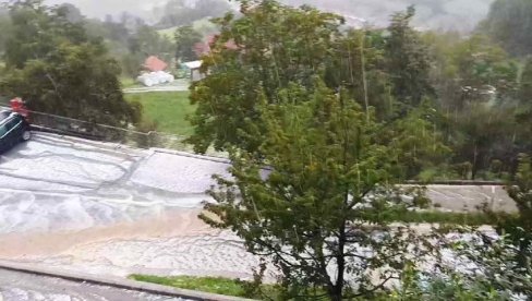 GRAD ZABELEO POJEDINE DELOVE SLOVENIJE: Nevreme se kreće još jače u ovoj zemlji, bujica sravnila kuću sa zemljom (VIDEO) GRAD ZABELEO POJEDINE DELOVE SLOVENIJE: Nevreme se kreće još jače u ovoj zemlji, bujica sravnila kuću sa zemljom (VIDEO)