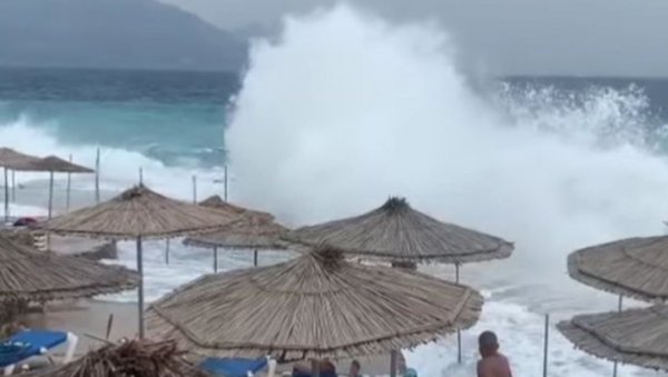 УСРЕД НЕВРЕМЕНА У ЦРНОЈ ГОРИ УШЛИ У МОРЕ ДА СЕ КУПАЈУ, ЈЕДАН УНЕО И СУНЦОБРАН: Невиђене сцене на приморју (ВИДЕО) УСРЕД НЕВРЕМЕНА У ЦРНОЈ ГОРИ УШЛИ У МОРЕ ДА СЕ КУПАЈУ, ЈЕДАН УНЕО И СУНЦОБРАН: Невиђене сцене на приморју (ВИДЕО)