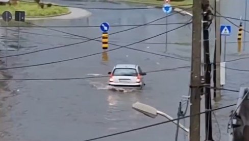 AUTOMOBILI PLOVE ULICAMA: Nevreme napravilo haos u Vršcu, saobraćaj paralisan (VIDEO) AUTOMOBILI PLOVE ULICAMA: Nevreme napravilo haos u Vršcu, saobraćaj paralisan (VIDEO)