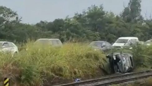 SMRSKAN AUTOMOBIL ZAVRŠIO NA ŠINAMA: Jeziv prizor kod Pančevačkog mosta (VIDEO) SMRSKAN AUTOMOBIL ZAVRŠIO NA ŠINAMA: Jeziv prizor kod Pančevačkog mosta (VIDEO)