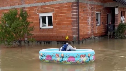KAKVA SNALAŽLJIVOST: Marko pomagao komšijama tokom poplava, veslao do njih u dečijem čamcu (VIDEO) KAKVA SNALAŽLJIVOST: Marko pomagao komšijama tokom poplava, veslao do njih u dečijem čamcu (VIDEO)
