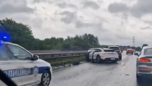 SUDARILI SE, PA ZAVRŠILI U BANKINI: Udes kod Laste na auto-putu, stvaraju se gužve (VIDEO) SUDARILI SE, PA ZAVRŠILI U BANKINI: Udes kod Laste na auto-putu, stvaraju se gužve (VIDEO)