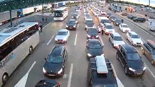 ПУТНИЦИ ЧЕКАЈУ И ПО ДВА САТА НА ИЗЛАЗУ ИЗ СРБИЈЕ: Ево на којим граничним прелазима су највеће гужве ПУТНИЦИ ЧЕКАЈУ И ПО ДВА САТА НА ИЗЛАЗУ ИЗ СРБИЈЕ: Ево на којим граничним прелазима су највеће гужве