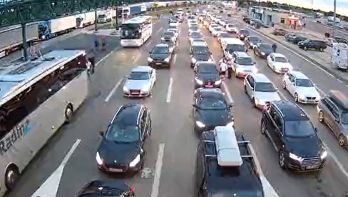 PUTNICI ČEKAJU I PO DVA SATA NA IZLAZU IZ SRBIJE: Evo na kojim graničnim prelazima su najveće gužve PUTNICI ČEKAJU I PO DVA SATA NA IZLAZU IZ SRBIJE: Evo na kojim graničnim prelazima su najveće gužve