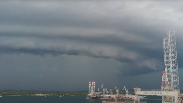 МЕТЕОРОЛОЗИ ИЗДАЛИ ХИТНО УПОЗОРЕЊЕ: Снажно невреме сручиће се на комшилук, могућа и појава бујичних вода МЕТЕОРОЛОЗИ ИЗДАЛИ ХИТНО УПОЗОРЕЊЕ: Снажно невреме сручиће се на комшилук, могућа и појава бујичних вода