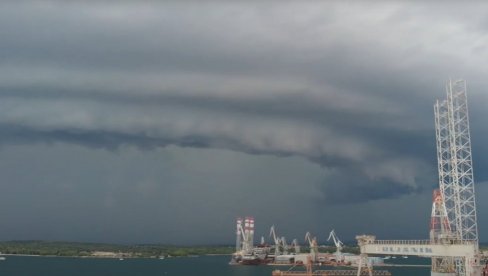 ZASTRAŠUJUĆI OBLAK IZNAD PULE: Prizor na nebu ostavio meštane u čudu i strahu (FOTO/VIDEO)