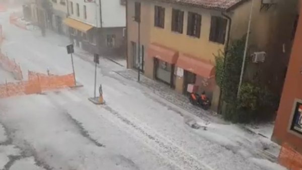 ИТАЛИЈУ ПОГОДИЛО ЈАКО НЕВРЕМЕ: Страдао тинјџер (ВИДЕО) ИТАЛИЈУ ПОГОДИЛО ЈАКО НЕВРЕМЕ: Страдао тинјџер (ВИДЕО)