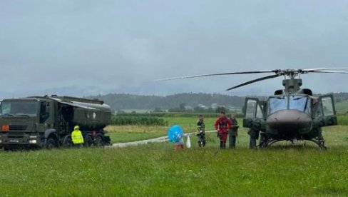 ПРЕСЛАДАК ПРИЗОР СТИЖЕ ИЗ ПОПЛАВАМА РАЗОРЕНЕ СЛОВЕНИЈЕ: Дечак са плавим кишобраном освојио срца (ФОТО) ПРЕСЛАДАК ПРИЗОР СТИЖЕ ИЗ ПОПЛАВАМА РАЗОРЕНЕ СЛОВЕНИЈЕ: Дечак са плавим кишобраном освојио срца (ФОТО)