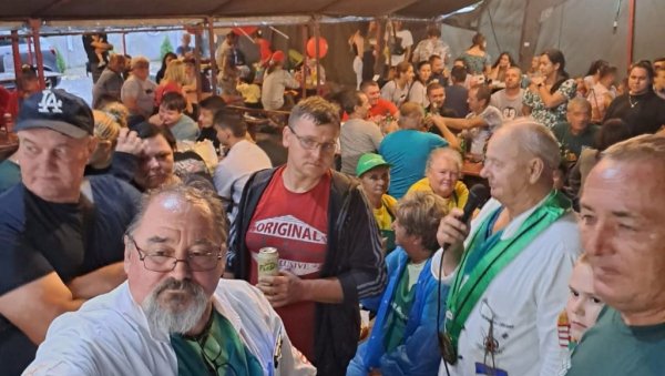 СЛАВСКИ ГУЛАШ У НОВОМ ИТЕБЕЈУ: У Житишту уз иће и пиће обележили традиционалну манифестацију (ФОТО) СЛАВСКИ ГУЛАШ У НОВОМ ИТЕБЕЈУ: У Житишту уз иће и пиће обележили традиционалну манифестацију (ФОТО)