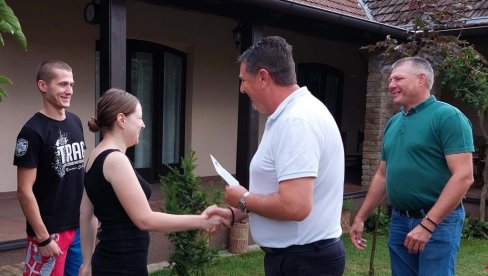 PODRŠKA ZA 26 MLADIH PAROVA: Od Opštine po 50.000 dinara PODRŠKA ZA 26 MLADIH PAROVA: Od Opštine po 50.000 dinara