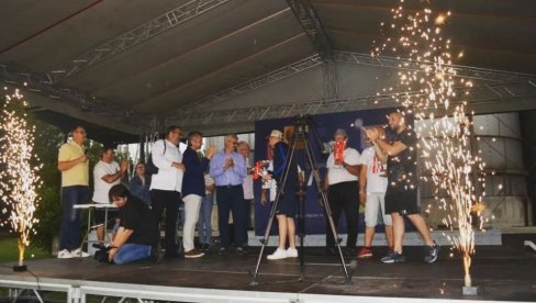 SVILAJNČANI KUVAJU NAJBOLJI GULAŠ: Tradicionalna manifestacija okupila građane i pored lošeg vremena (FOTO) SVILAJNČANI KUVAJU NAJBOLJI GULAŠ: Tradicionalna manifestacija okupila građane i pored lošeg vremena (FOTO)