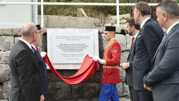 ВОЈСКА БРАНИ ПЛОЧУ У МОРИЊУ! Чак шест пута надлежни у Котору покушавали да уклоне спорно обележје хрватским домољубима ВОЈСКА БРАНИ ПЛОЧУ У МОРИЊУ! Чак шест пута надлежни у Котору покушавали да уклоне спорно обележје хрватским домољубима
