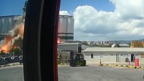 EKSPLOZIJA ODJEKNULA U TURSKOJ: Razorna detonacija usledila dok se utovaralo žito na brod (VIDEO) EKSPLOZIJA ODJEKNULA U TURSKOJ: Razorna detonacija usledila dok se utovaralo žito na brod (VIDEO)