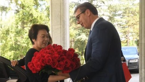 SRBIJA ĆE ZAUVEK BITI NJENA DRUGA KUĆA: Predsednik Vučić sa ambasadorkom Čen Bo na oproštajnom ručku (FOTO) SRBIJA ĆE ZAUVEK BITI NJENA DRUGA KUĆA: Predsednik Vučić sa ambasadorkom Čen Bo na oproštajnom ručku (FOTO)