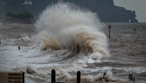 ISTRU ZAHVATILO NEVREME: U Rovinju more poplavilo šetalište - na snazi narandžasti meteoalarm