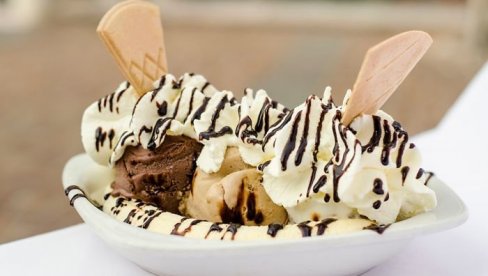 BANANA SPLIT: Osvežavajući desert ‒ pravi se za minut, pojede za tren! BANANA SPLIT: Osvežavajući desert ‒ pravi se za minut, pojede za tren!