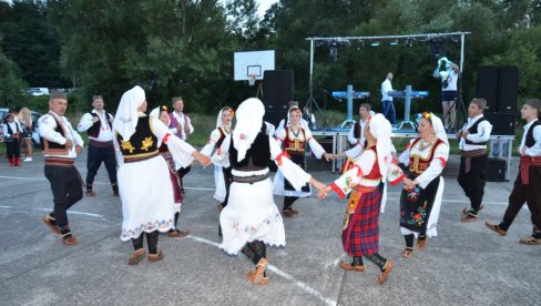 SUTRA NARODNI SABOR U IZVORU: Paraćinsko selo slavi Svetu Petku SUTRA NARODNI SABOR U IZVORU: Paraćinsko selo slavi Svetu Petku