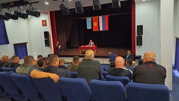 ГРАЂАНИ СПРЕЧИЛИ СМЕНУ Још један неуспео покушај пуча у Андријевици ГРАЂАНИ СПРЕЧИЛИ СМЕНУ Још један неуспео покушај пуча у Андријевици
