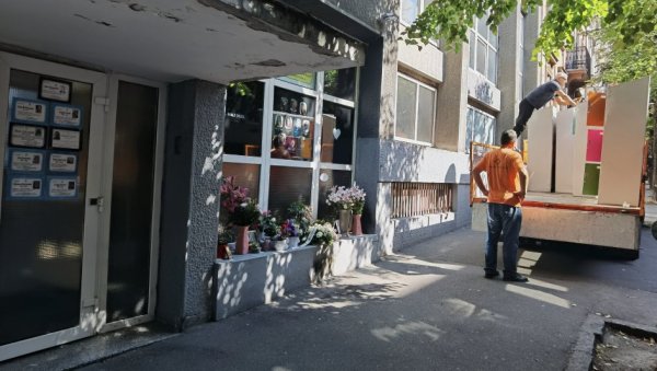 ВЕО ПЛАЧА ПРЕКРИЋЕ ЦЕО РИБНИКАР: Почеле припреме за прву годишњицу масовног убиства у Основној школи Владислав Рибникар ВЕО ПЛАЧА ПРЕКРИЋЕ ЦЕО РИБНИКАР: Почеле припреме за прву годишњицу масовног убиства у Основној школи Владислав Рибникар