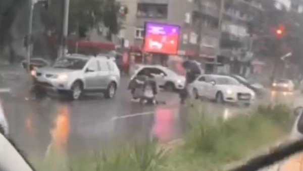 ЖЕНУ УДАРИО АУТОМОБИЛ, ОСТАЛА ДА ЛЕЖИ НА КОЛОВОЗУ: Последице кишног невремена у Београду (ВИДЕО) ЖЕНУ УДАРИО АУТОМОБИЛ, ОСТАЛА ДА ЛЕЖИ НА КОЛОВОЗУ: Последице кишног невремена у Београду (ВИДЕО)