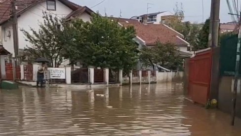 BEOGRAD POSLE KIŠE OSTAO POD VODOM: U pojedinim ulicama saobraćaj otežan, najkritičnije u ovom delu (VIDEO)