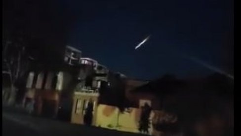 „KAO DA SE ZEMLJA POMERA“: Glasan udar nakon neobične svetlosti viđene na nebu Australije (VIDEO) „KAO DA SE ZEMLJA POMERA“: Glasan udar nakon neobične svetlosti viđene na nebu Australije (VIDEO)