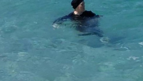 KUPANJE U BURKINI UZBURKALO CRNOGORSKU JAVNOST: Vlasnik kupališta nije dozvolio devojci da odevena ulazi u bazen KUPANJE U BURKINI UZBURKALO CRNOGORSKU JAVNOST: Vlasnik kupališta nije dozvolio devojci da odevena ulazi u bazen