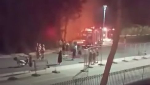 JEZIVE SCENE U ATINI: Huligani Dinama napravili haos u Grčkoj, jedan navijač AEK-a ubijen (VIDEO) JEZIVE SCENE U ATINI: Huligani Dinama napravili haos u Grčkoj, jedan navijač AEK-a ubijen (VIDEO)