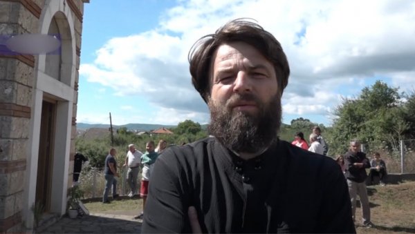 ОБИЈЕНА ЦРКВА У СУВОМ ДОЛУ: Пре два дана освануо и графит УЧК, свештеник хитно пријавио ствар полицији (ВИДЕО) ОБИЈЕНА ЦРКВА У СУВОМ ДОЛУ: Пре два дана освануо и графит УЧК, свештеник хитно пријавио ствар полицији (ВИДЕО)