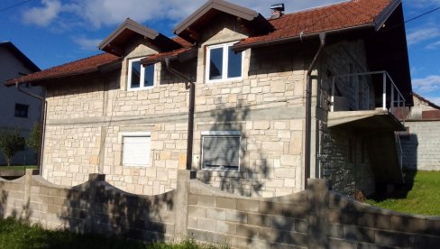 KAMEN PO KAMEN, KUĆU PRENEO U BANJALUKU POSLE OLUJE: Kasu doćerali zadnju turu, vidi fali oni ljepšije komada - ukro jopet lopov KAMEN PO KAMEN, KUĆU PRENEO U BANJALUKU POSLE OLUJE: Kasu doćerali zadnju turu, vidi fali oni ljepšije komada - ukro jopet lopov