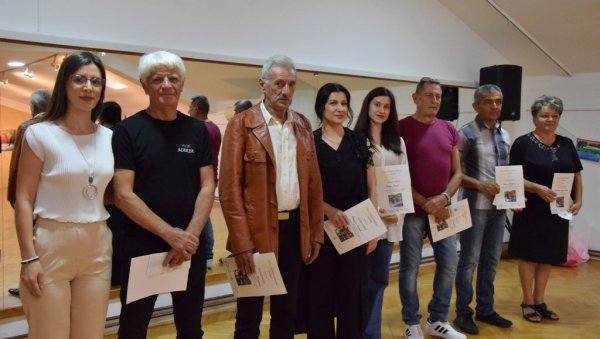 “ЗАВИЧАЈНЕ СЛИКЕ“: Изложба у Лапову (ФОТО) “ЗАВИЧАЈНЕ СЛИКЕ“: Изложба у Лапову (ФОТО)