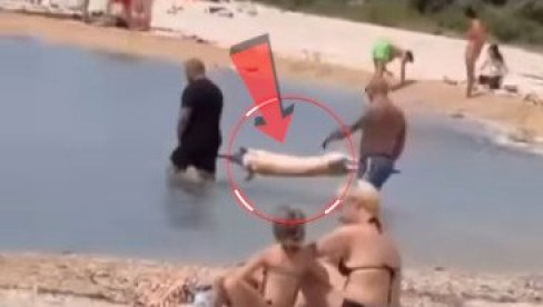 ČEK, OĆE LI STVARNO, MAJKE TI?! LJudi na plaži u neverici su gledali šta rade sa prasetom na ražnju (VIDEO) ČEK, OĆE LI STVARNO, MAJKE TI?! LJudi na plaži u neverici su gledali šta rade sa prasetom na ražnju (VIDEO)