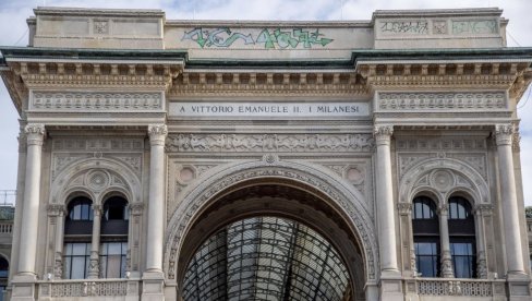 HULIGANI UNIŠTAVAJU KULTURNO BLAGO: Ulaz u istorijsku tržnicu Vitorio Emanuele Drugi u Milanu iscrtan grafitima HULIGANI UNIŠTAVAJU KULTURNO BLAGO: Ulaz u istorijsku tržnicu Vitorio Emanuele Drugi u Milanu iscrtan grafitima