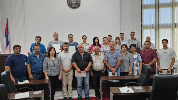 РАТАРИМА НОВАЦ ЗА ПРИКЉУЧНЕ МАШИНЕ: Милиони за домаћине у Петровцу на Млави РАТАРИМА НОВАЦ ЗА ПРИКЉУЧНЕ МАШИНЕ: Милиони за домаћине у Петровцу на Млави