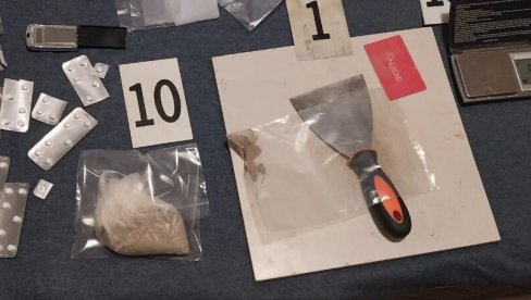 UHAPŠEN DILER DROGE U PODGORICI: Pretresom mu pronašli heroin i razne opijate UHAPŠEN DILER DROGE U PODGORICI: Pretresom mu pronašli heroin i razne opijate